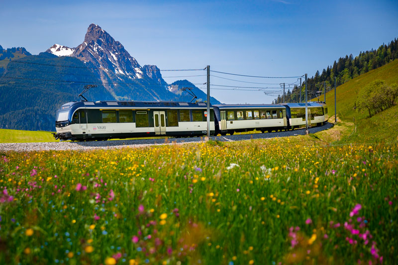 GoldenPass Train going around a bend