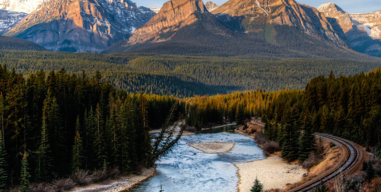 morants_curve_banff_national_park_canada_164838323_web.jpg
